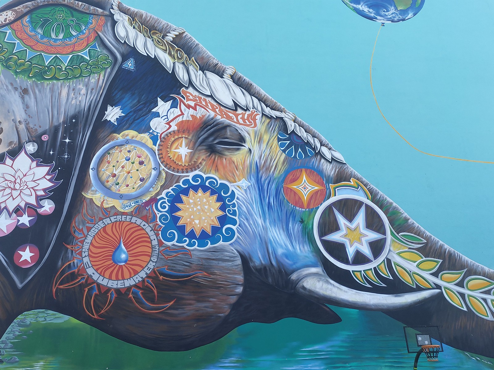 Elefant mit Weltballon – Mural von Jadore Tong in Berlin Kreuzberg