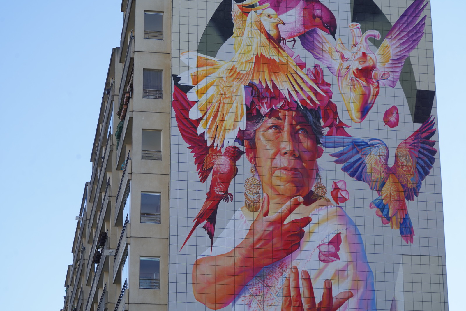 „Zuhause ist dort, wo das Herz ist“ – Mural von Adry del Rocio in Berlin Marzahn