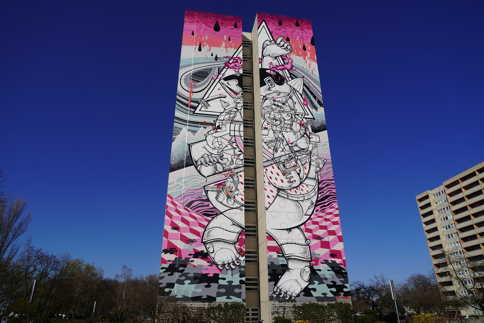 „On tiptoes“ Mural von How & Nosm in Berlin Tegel