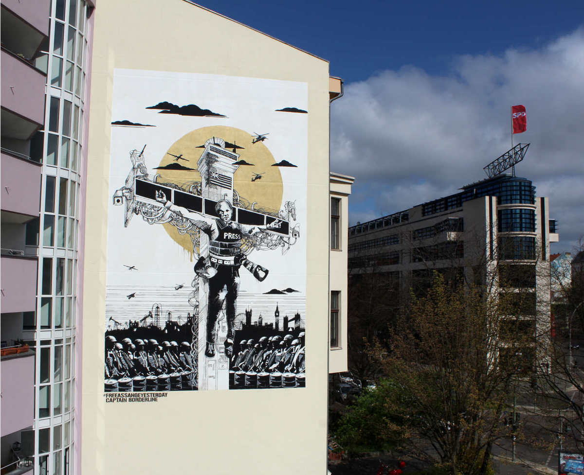 „Collateral Crucifixion“ Berlins Julian Assange Mural & die Mahnung an freiheitliche Grundrechte